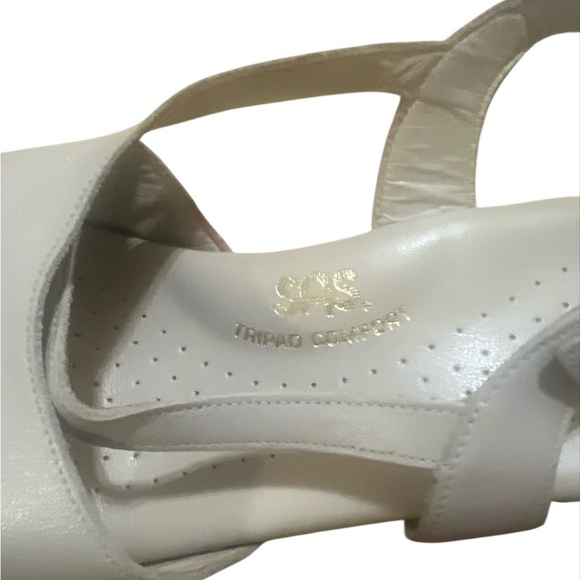 SAS Cream Sandals with Adjustable Slingback - Picture 3 of 7